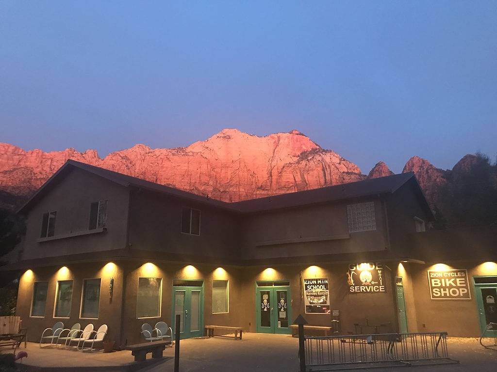 Ganze Wohnung, Zentrale und geräumige 2 Schlafzimmer im Herzen der Stadt! 1 M bis Zion. Schlaf 4-6 in Springdale, Zion Nationalpark