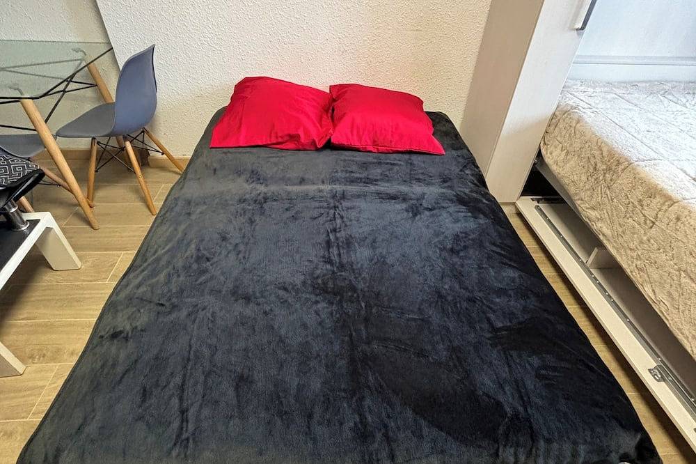 Appartement entier, Studio Meuble Renove A 5 Mns Des Plages in Fréjus, Côte méditerranéenne (France)