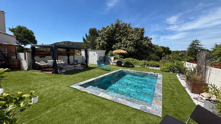 Cottage pour 2 personnes, avec vue et terrasse ainsi que piscine et jardin à Saint-Paul-et-Valmalle