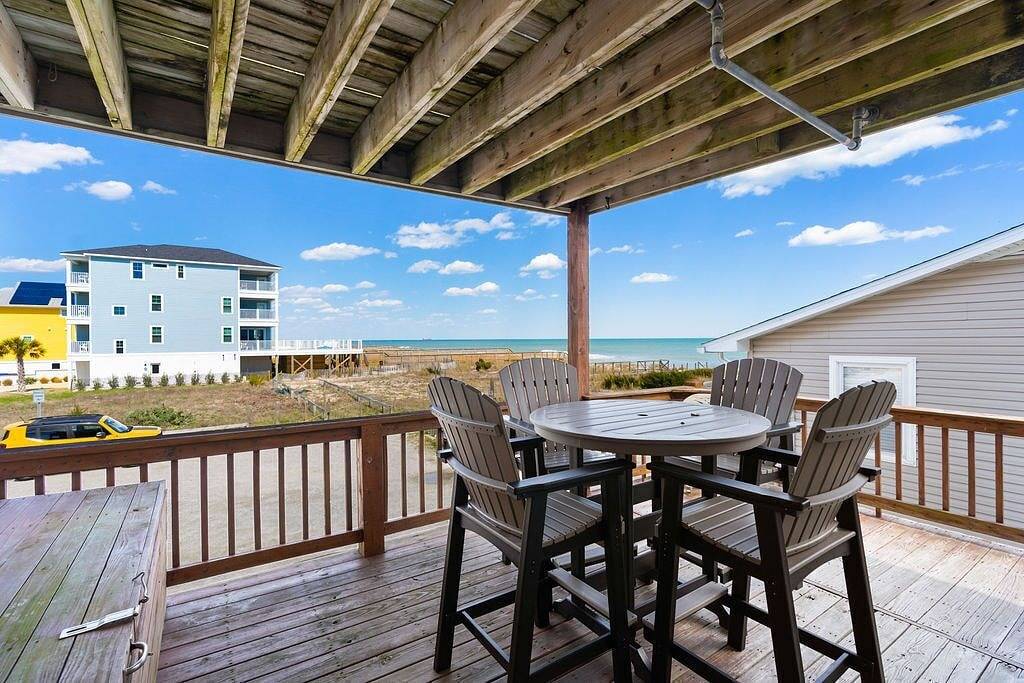 Ganze Wohnung, Cozy beachfront property with amenities, completely renovated recently! in Wilmington Beach, Pleasure Island