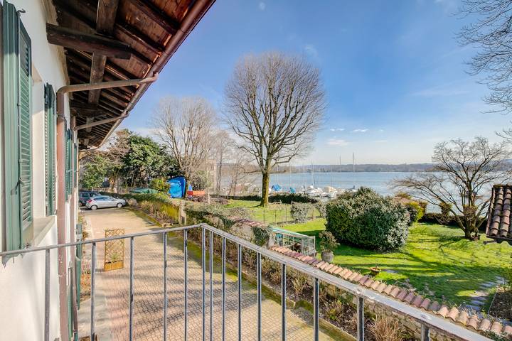 Casa vacanza per 5 persone, con balcone e vista lago, adatto a famiglie con bambini a Comune di Sesto Calende