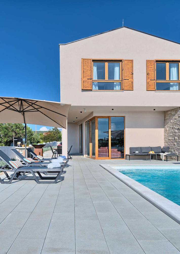 Villa pour 9 personnes, avec piscine et balcon à Turanj - 2