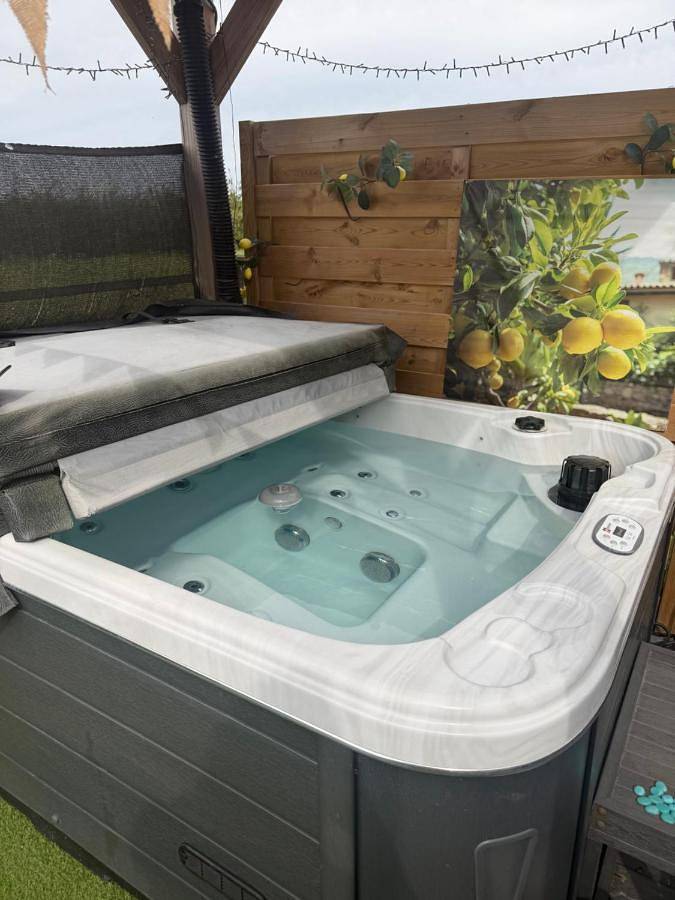 B&b voor 2 personen, with Whirlpool and Terras as well as Tuin and Zwembad in IJsselmeer
