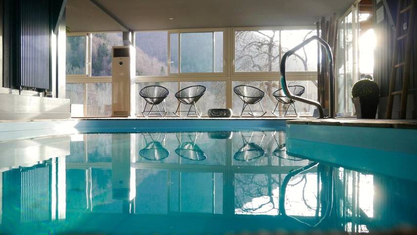 Hôtel pour 4 personnes, avec jacuzzi et piscine ainsi que sauna et jardin