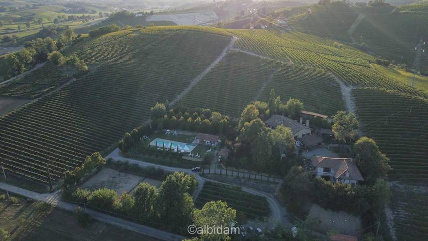 Chambre d’hôtes pour 4 personnes, avec Balcon et Terrasse ainsi que Jacuzzi et Jardin à Nizza Monferrato