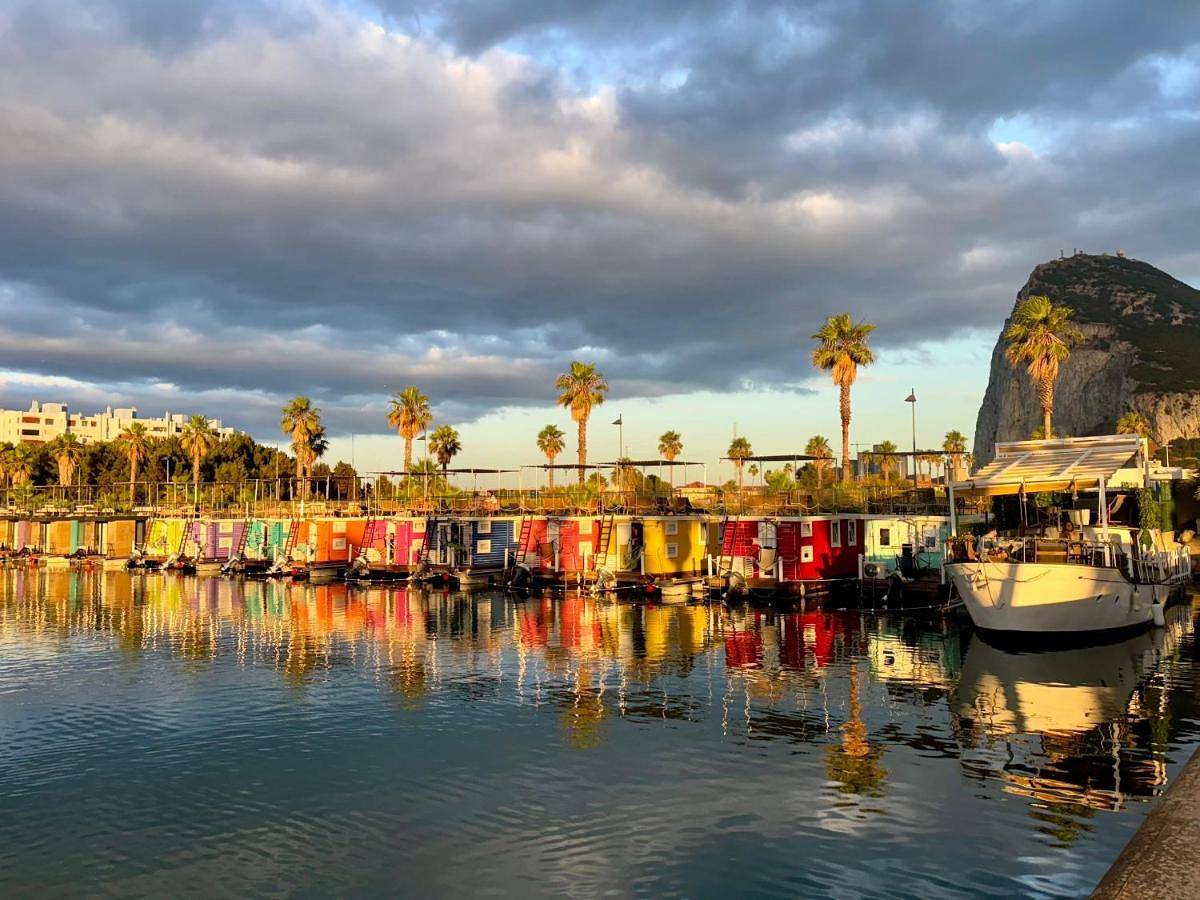 Boat Haus - Casas Flotantes frente a Gibraltar in La Línea de la Concepción, Costa de la Luz
