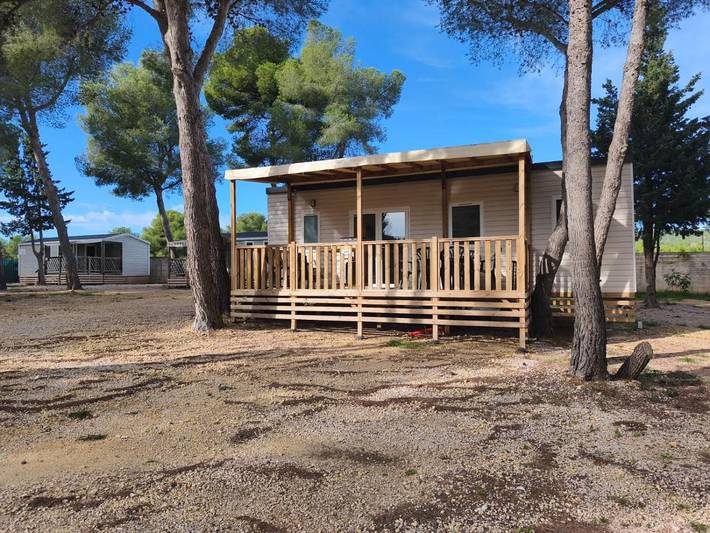 Camping pour 6 personnes, avec jardin ainsi que piscine et balcon