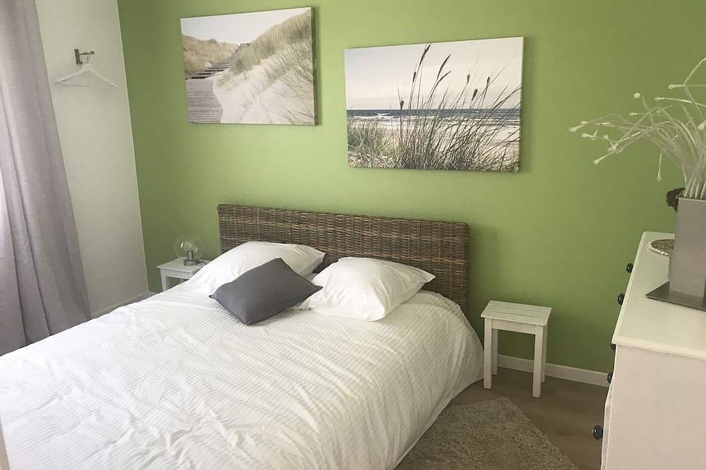 Beach house, at the foot of the dunes in Kerfissien, Cléder