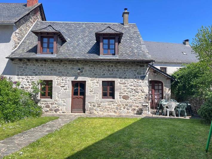 Location de vacances pour 6 personnes, avec jardin et terrasse à Lanobre