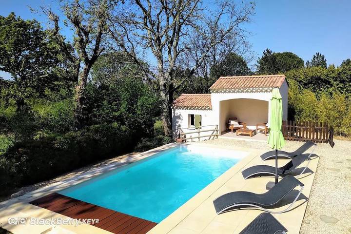 Location de vacances pour 6 personnes, avec Terrasse ainsi que Jardin et Piscine à Saint-Privat-de-Champclos