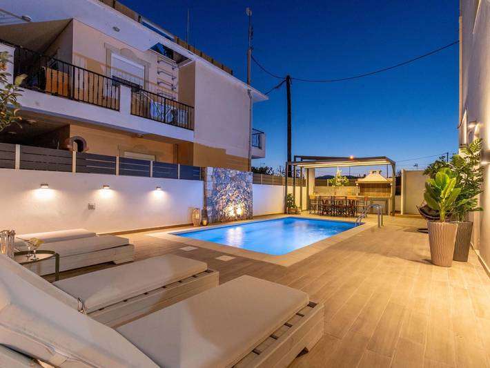 Ferienhaus für 7 Personen, mit Balkon und Garten sowie Pool