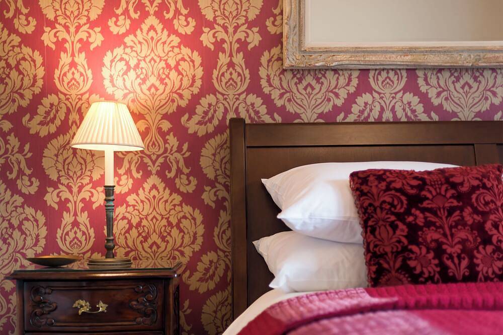 6 bedroom accommodation in Wimborne in Dorset