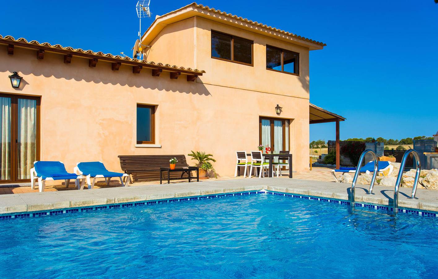 Moderno Apartamento con Terraza, Piscina y AA Cerca del Restaurante S'alqueria Turó in Santa Margalida, Mallorca Norte