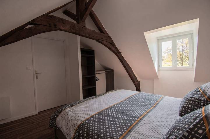 Renoviertes Haus, ruhig, Terrasse, Flussblick, Schlafplätze für 6, im privaten Waldgebiet in Oisseau, Mayenne