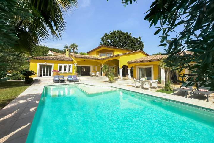 Location de vacances pour 8 personnes, avec terrasse et jardin à Tourrettes