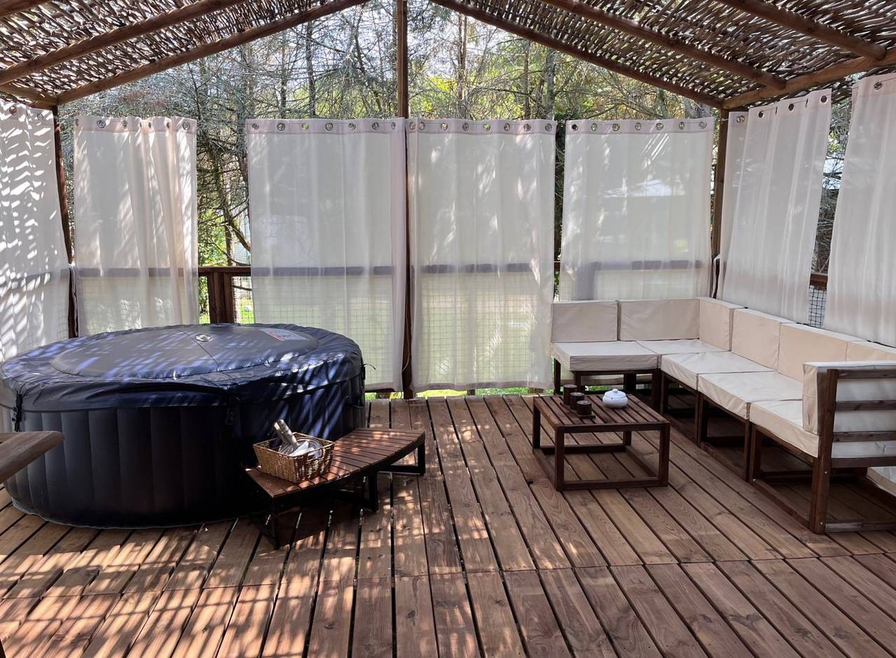 Cabane romantique insolite avec jacuzzi in Saint-Astier (Dordogne), Périgord Blanc
