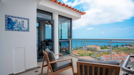Gîte pour 2 personnes, avec vue sur l’océan ainsi que piscine et balcon à Caniço