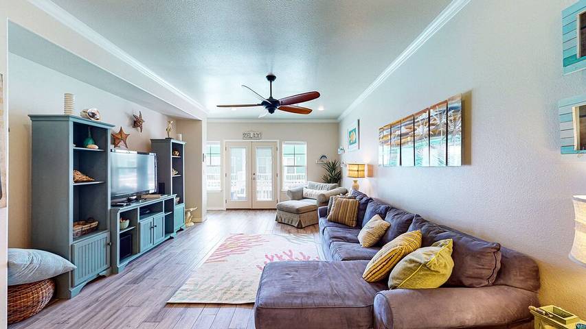 Vacation home for 10 people, with balcony and hot tub as well as pool, with pets in Port Aransas