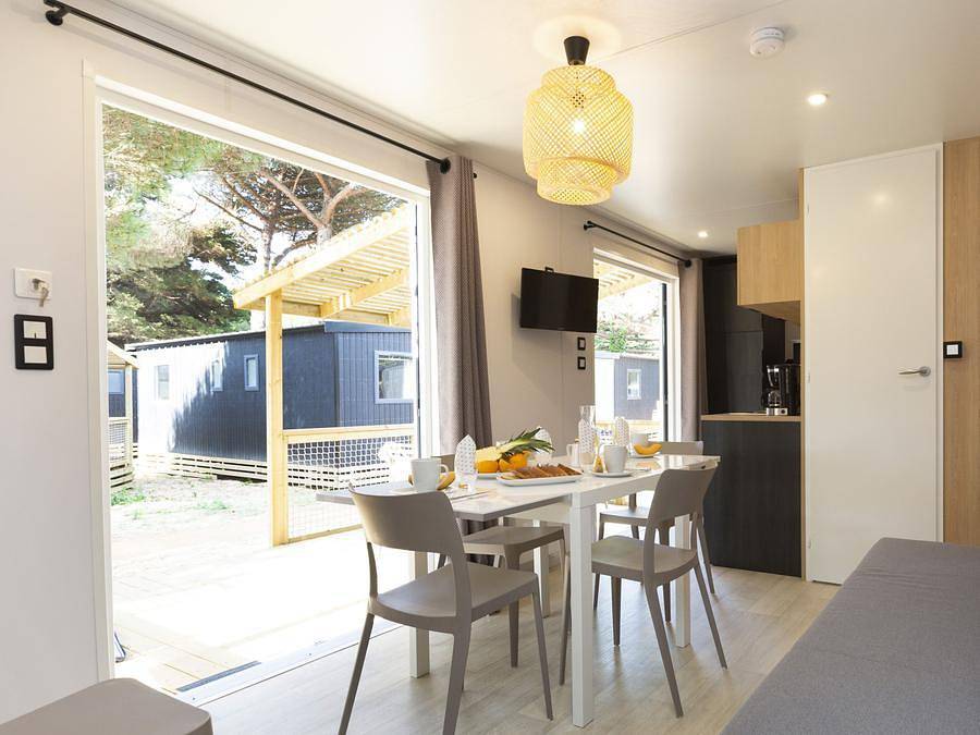 Flower Camping Tamarins Plage - Mobilhome 4 personnes - Mobil-Home Premium 30m² (2 chambres - 4 pers.) + terrasse + Tv + draps et serviettes - 7 nuits in Le Bois-Plage-en-Ré, Île de Ré