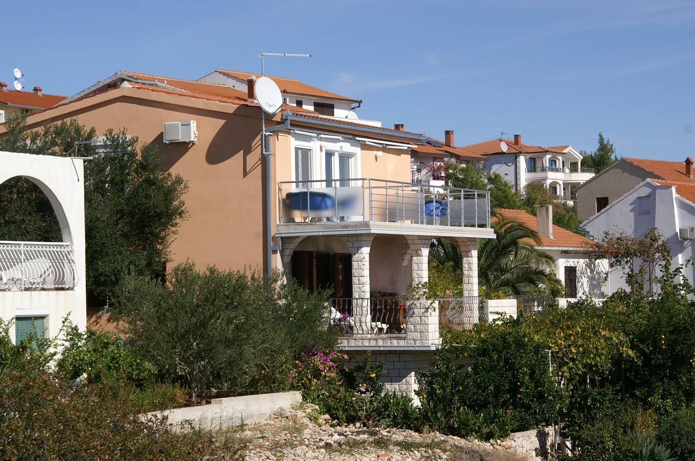 Ganze Wohnung, 1-Zimmer-Ferienwohnung mit Terrasse und Meerblick Rastici, Ciovo A-4293-b in Okrug Gornji, Ciovo