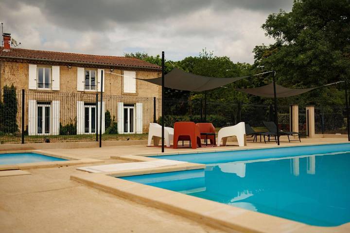 Gîte pour 12 personnes, avec Terrasse ainsi que Jardin et Piscine à Pont-de-Larn