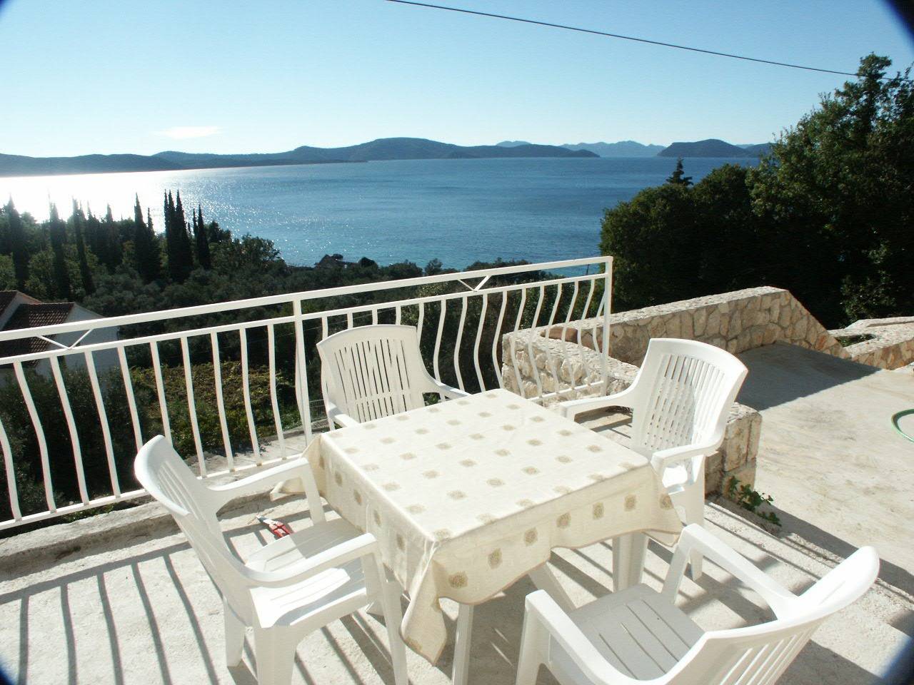 Ganze Wohnung, 1-Zimmer-Ferienwohnung mit Terrasse und Meerblick Sladenovici, Dubrovnik -b in Slano, Dubrovnik-Neretva