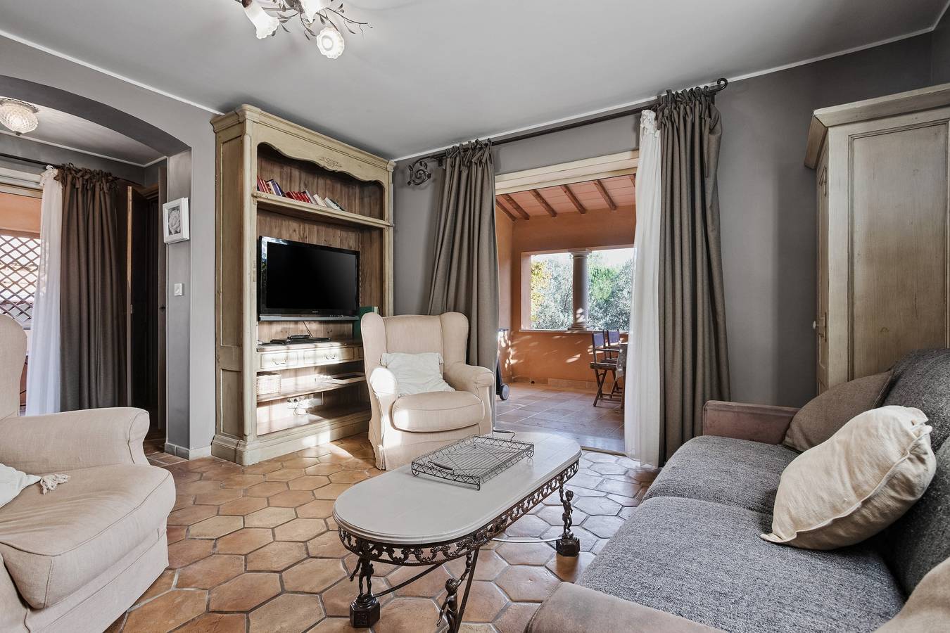 Apartamento entero, Le Mas des Bouteillans « Le Patio » con vistas al mar, Wi-Fi y aire acondicionado in La Cadière-d'Azur, Region de Toulon