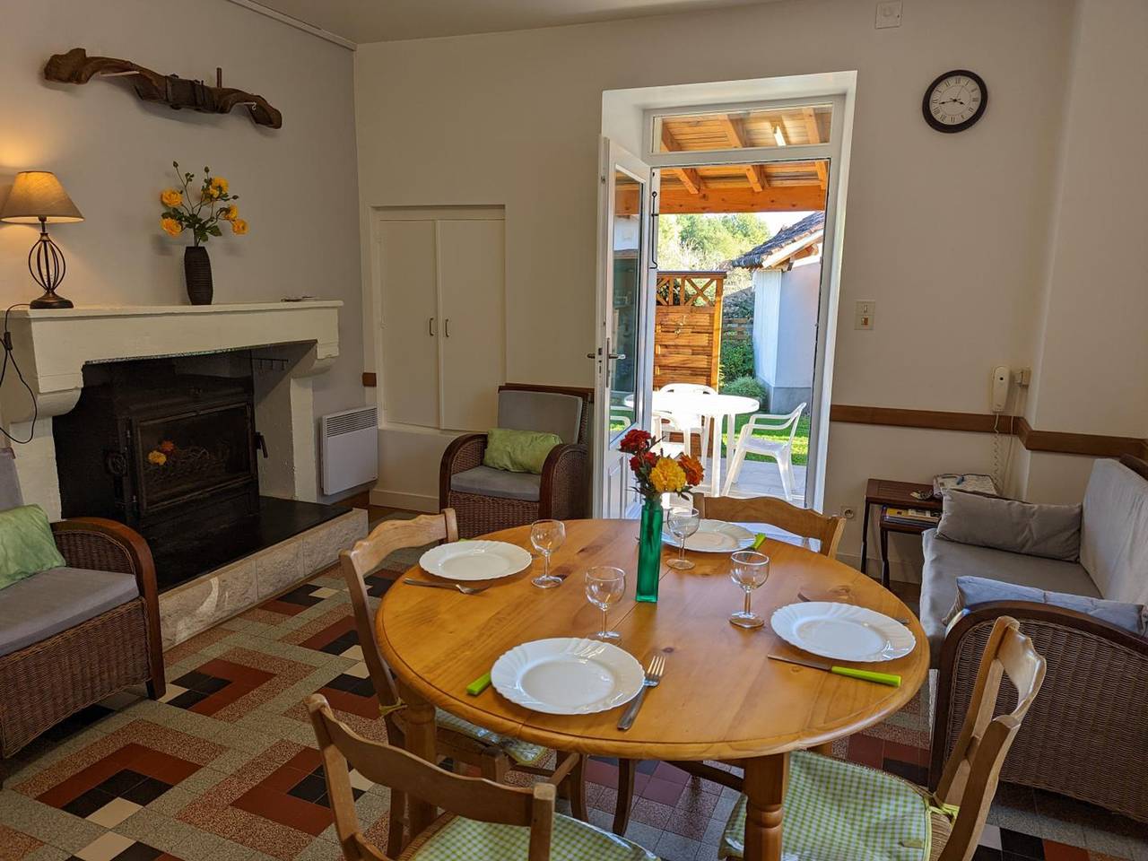 Charming Cottage with Garden, Children's Play Area, Electric Vehicle Charging Nearby in Vouthon, Charente