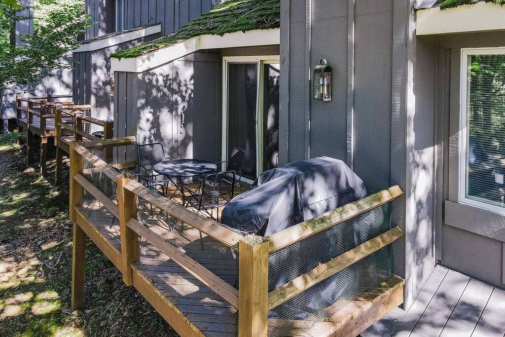 Classic ski-in/out townhouse & loft with deck, gas grill, and private W/D in Blakeslee, Carbon County (PA)