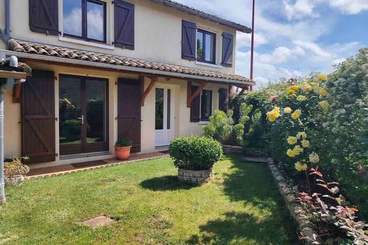 Location de vacances pour 8 personnes, avec Terrasse et Jardin à Vanzay