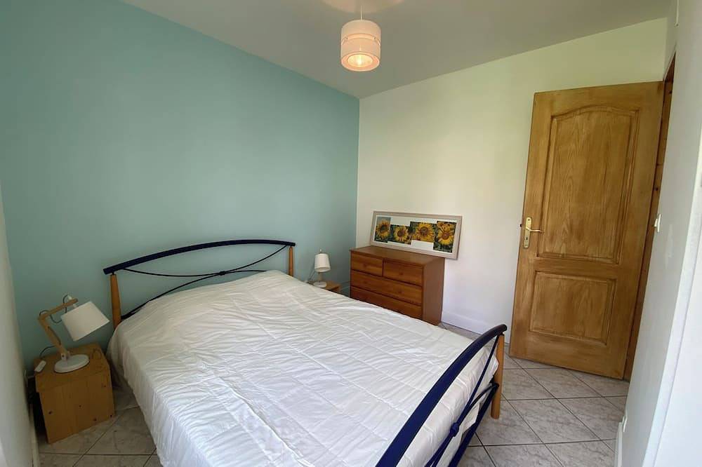 Former hamlet school, house with 500m2 enclosed grounds and swimming pool. in Saint-Cyr-les-Colons, Auxerre und Umgebung