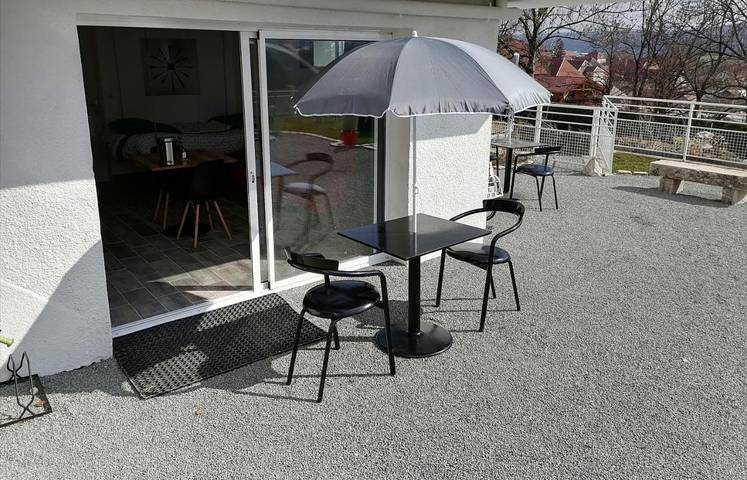 Gîte pour 5 personnes, avec terrasse ainsi que vue et piscine, animaux acceptés à Orchamps-Vennes - 3