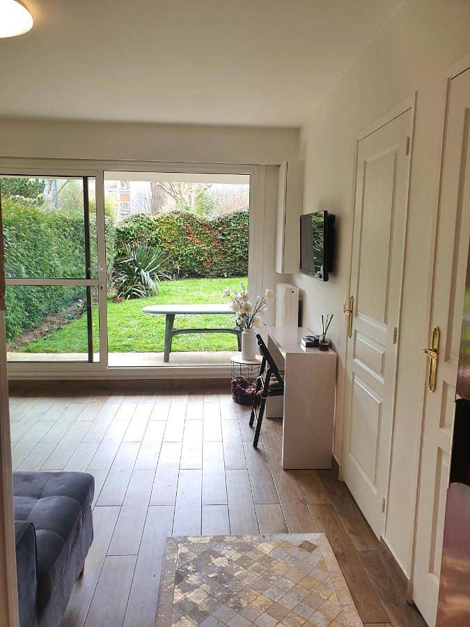 Appartement entier, One-Bedroom Apartment in Chaville, Hauts-de-Seine