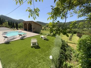 Gîte pour 4 personnes, avec terrasse ainsi que piscine et jardin à Sainte-Mondane