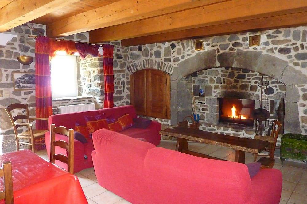 Spacieuse maison chaleureuse idéale pour les familles Parc des Volcans Auvergne in Valbeleix, Parc naturel régional des Volcans d'Auvergne
