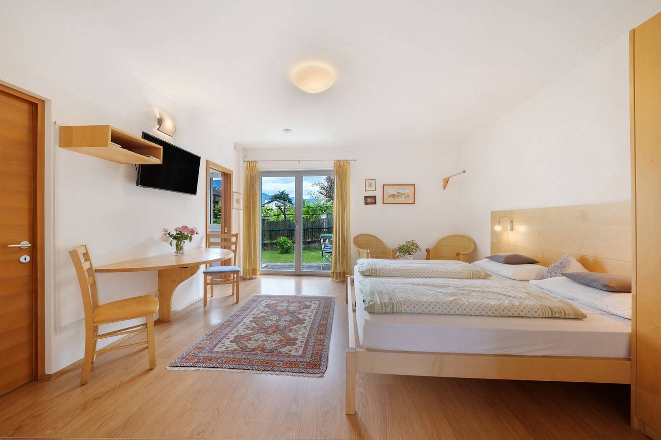 Ganze Wohnung, Ferienwohnung 'Das Landhaus Apt Pink Lady' mit Bergblick, privater Terrasse und Wlan in Terlan, Sarntaler Alpen