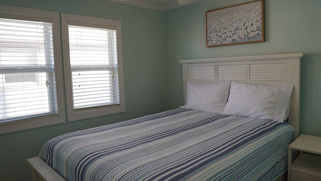 Beach Cottage With Private Home Gym 2 Blocks From The Beach in Kure Beach, Pleasure Island