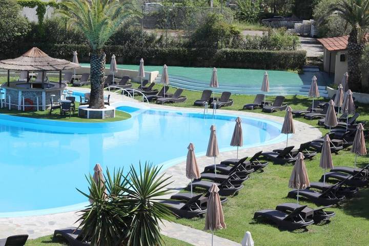 Hotel voor 3 personen, with kinderzwembad and zwembad as well as tuin and uitzicht in Roda