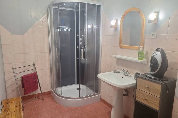 Gîte pour 7 personnes, animaux acceptés à La Salle-en-Beaumont - 3