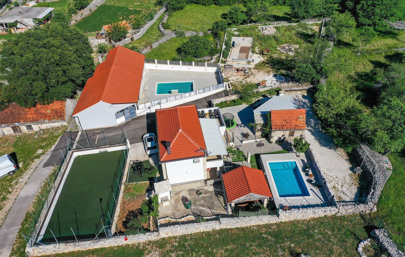 Geräumige 2-Zimmer-Wohnung mit Pool, Terrasse und Parkplatz – kostenloses WLAN! in Dalmatinisches Zagora