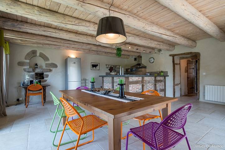 Location de vacances pour 6 personnes, avec Terrasse ainsi que Jardin et Piscine en Auvergne
