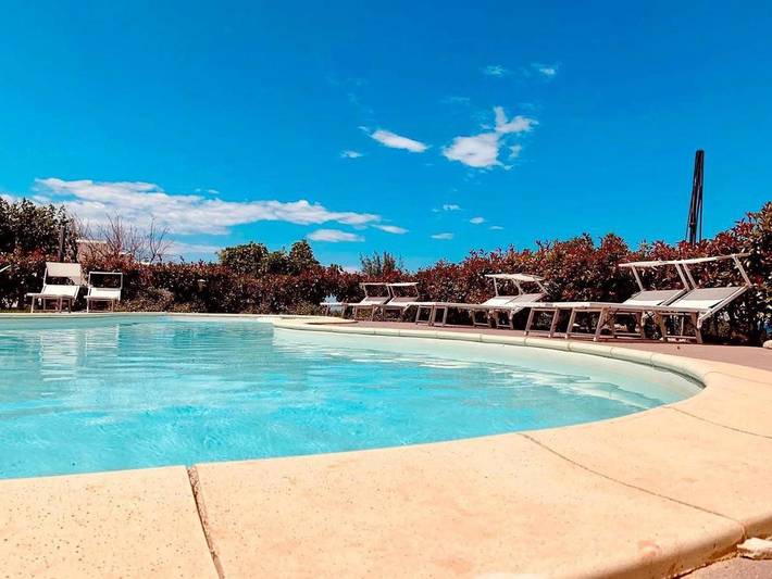Chambre d’hôte pour 2 personnes, avec terrasse ainsi que jardin et piscine