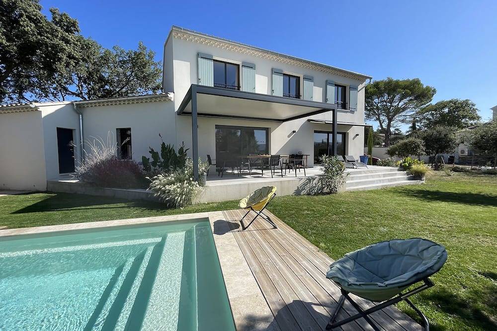 Modern Provencal farmhouse, underfloor air-conditioning in all rooms, saltwater swimming pool. in Cabrières-d'Avignon, Parc naturel régional du Luberon