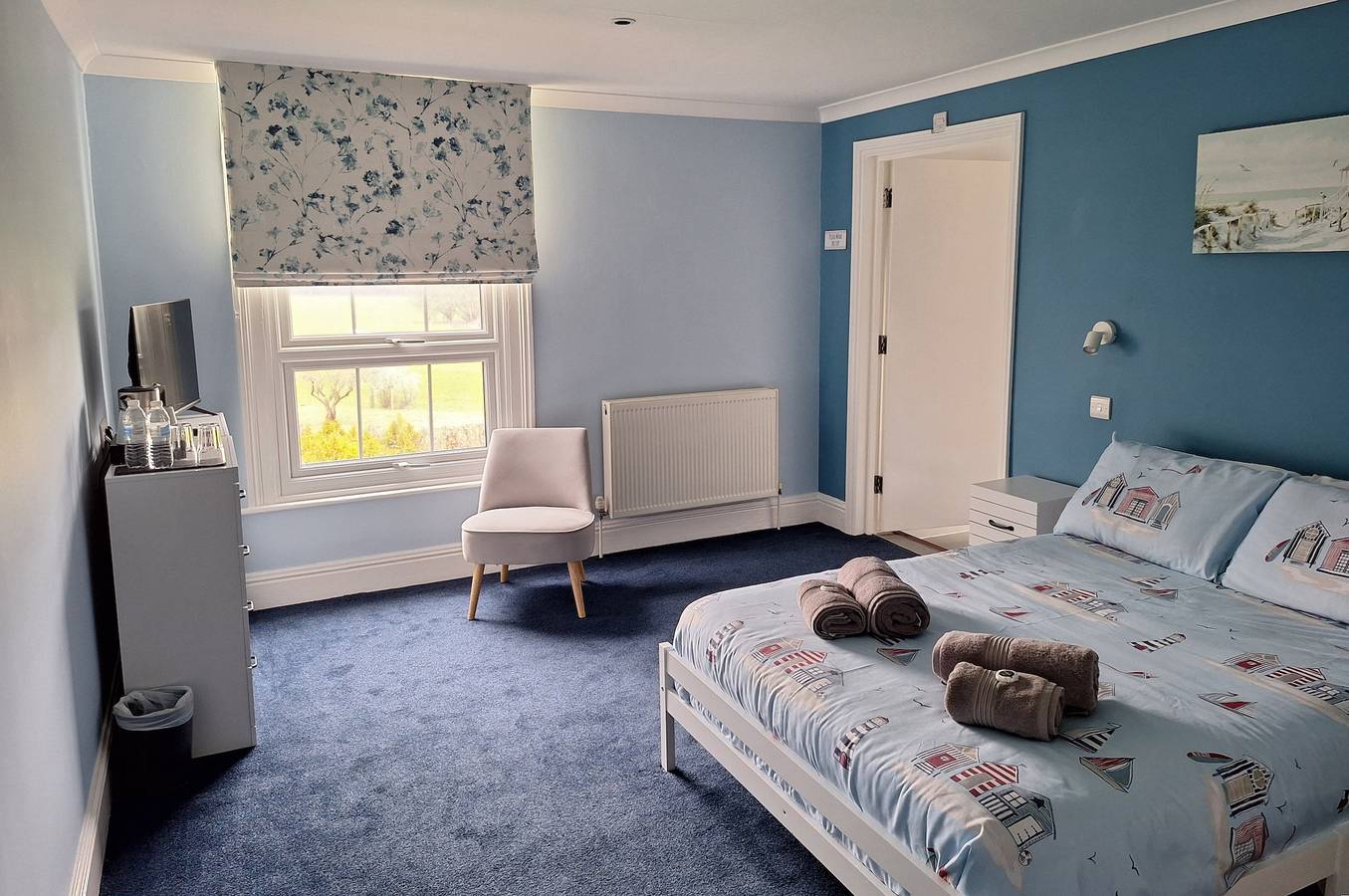 Doppelzimmer mit eigenem Bad und Blick auf die Landschaft in Alfold, Surrey