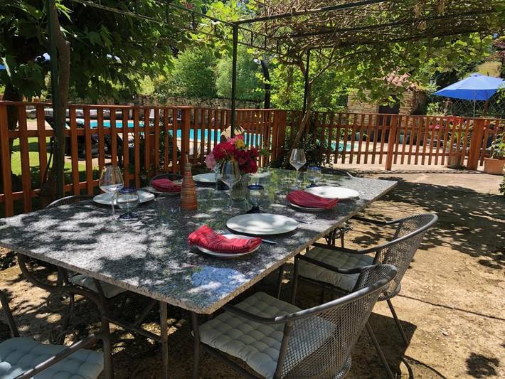 Location de vacances pour 6 personnes, avec vue ainsi que jardin et piscine à La Bastide-de-Bousignac - 4