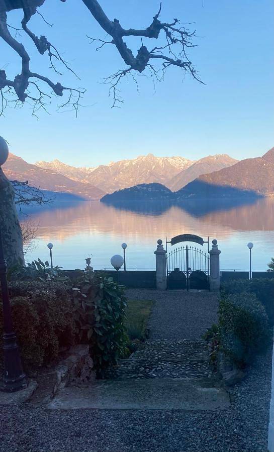 Villa für 12 Personen, mit Balkon und Terrasse sowie Garten und Seeblick