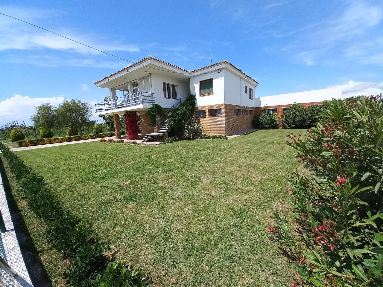 Spacious 3-Bed House with A/C, Bbq, Garden, Wifi, Parking, Sports Room in Sant Pere Pescador, Upper Empordà