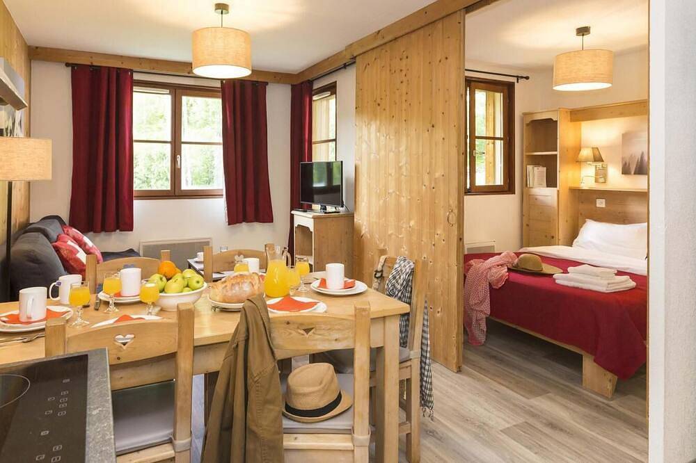 Ganze Wohnung, Wifi, 100m bis zu den geschäften, schwimmbad, parkmöglichkeiten, fernseher in Saint-Sorlin-d'Arves, Region Saint-Jean-de-Maurienne