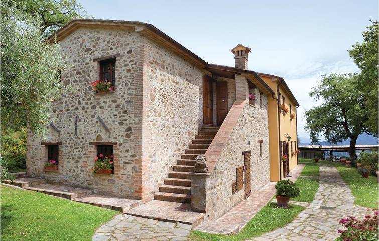 Appartement au bord de la piscine avec parking, cuisine et vue sur la rivière in Umbertide, Valtiberina