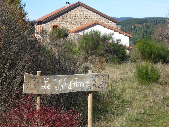 Location de vacances pour 10 personnes, avec jardin et vue à Usson-en-Forez - 2